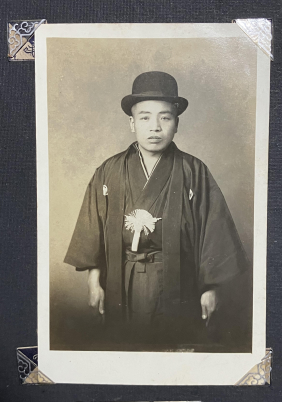 1912年創業当時の八上源治郎の肖像写真