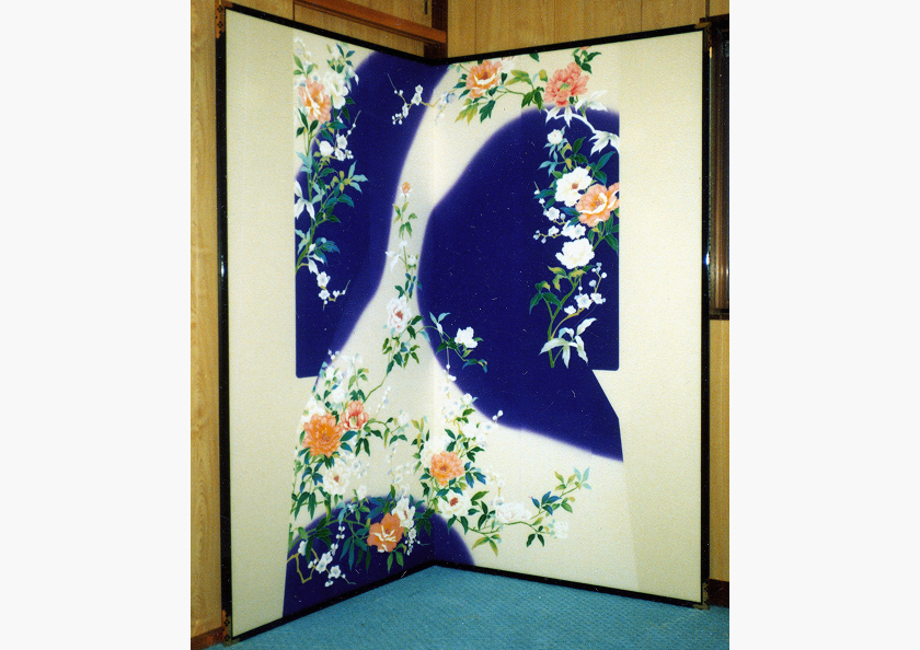 本間二曲屏風・ 振り袖の画像