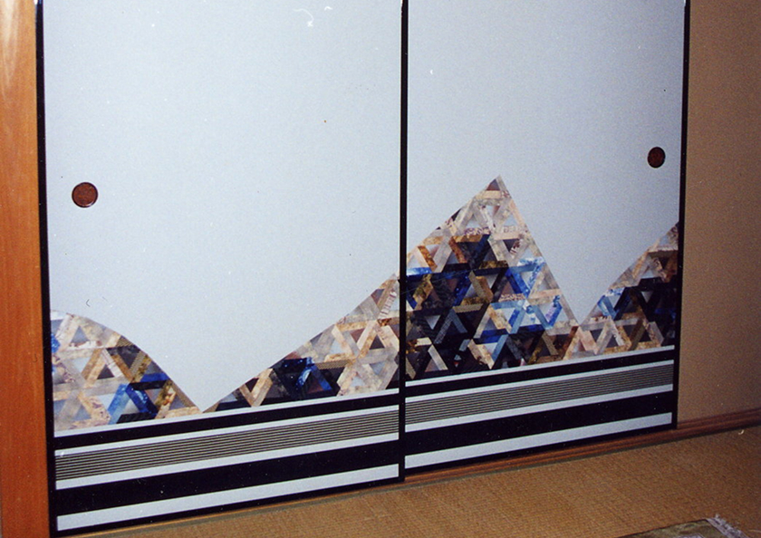 パッチワークを貼った襖の画像